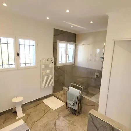140 M2 4 Etoiles Parking Wifi - Clim - Piscine *